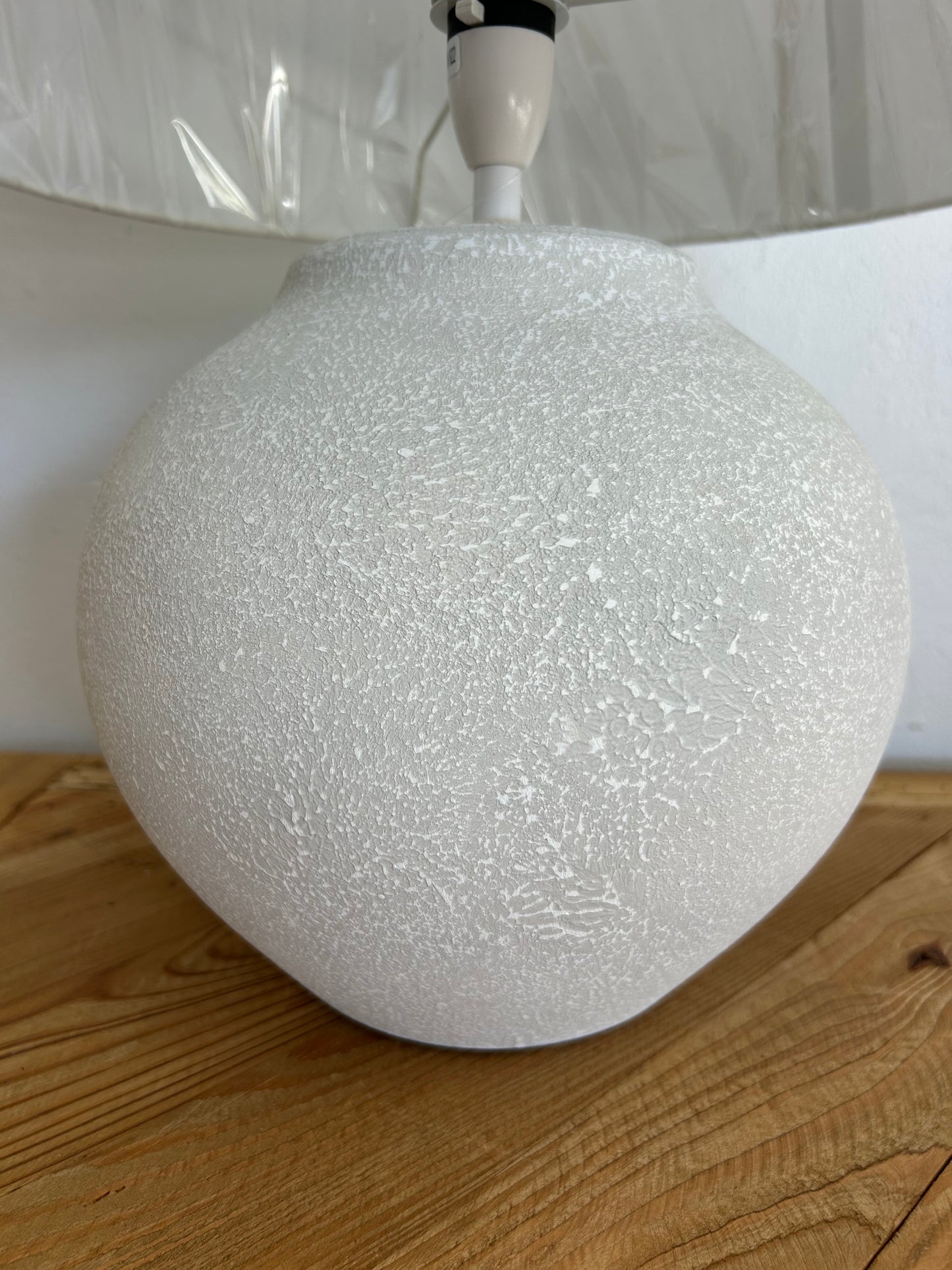 Ceramic lamp base in white